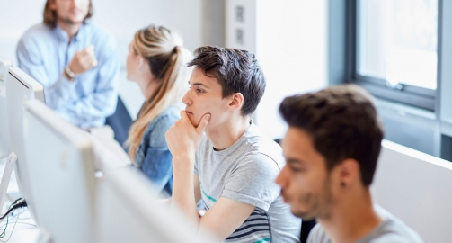 El ascenso de la formación superior en el ámbito empresarial: razones detrás de la preferencia por los graduados de estos programas