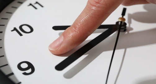 Cómo afecta el cambio de hora al trabajo y al bienestar laboral