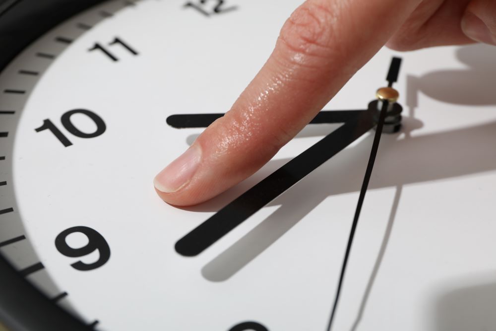 Cómo afecta el cambio de hora al trabajo y al bienestar laboral